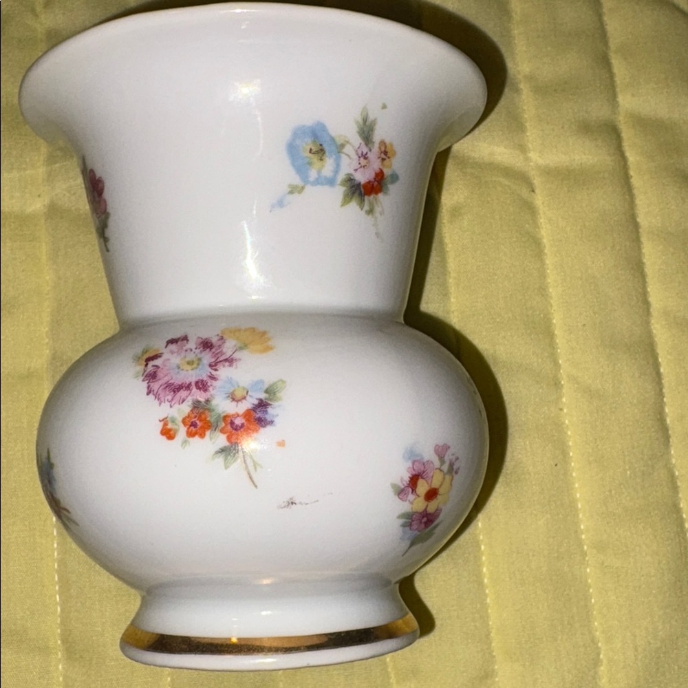 GOLD CASTLE, Japan floral vase, some wear on gold on top, lovely flowers $15 - Picture 5 of 10
